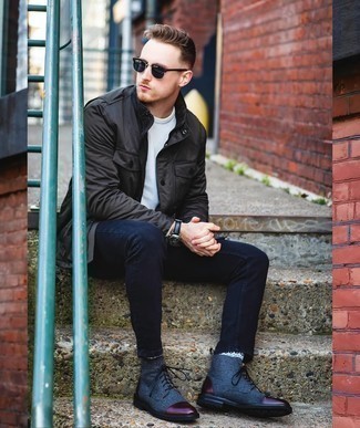 С чем носить бело-красный свитер с круглым вырезом мужчине