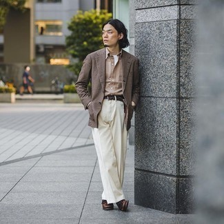 С чем носить бело-красные классические брюки мужчине