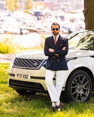 С чем носить бело-красные классические брюки мужчине