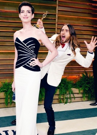 С чем носить бело-красное вечернее платье