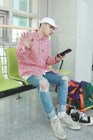 С чем носить бело-красную рубашку с длинным рукавом в мелкую клетку мужчине