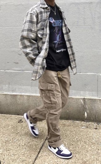 С чем носить бело-красные высокие кеды мужчине