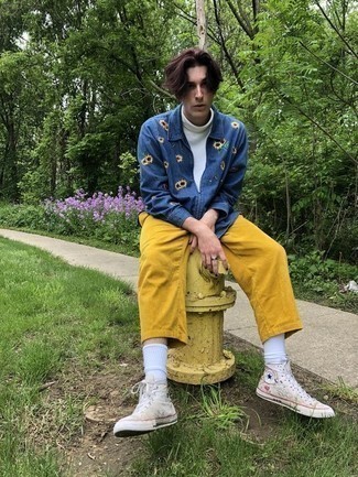 С чем носить бело-красные высокие кеды мужчине