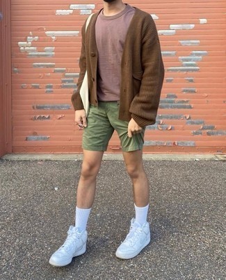 С чем носить бело-красные высокие кеды мужчине