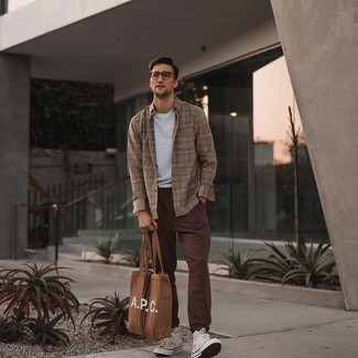 С чем носить бело-красные высокие кеды мужчине