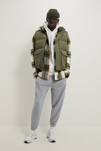 С чем носить бело-красный худи мужчине