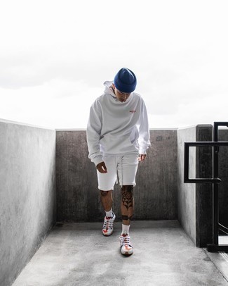 С чем носить бело-красный худи мужчине