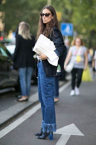 С чем носить бело-красный кожаный клатч