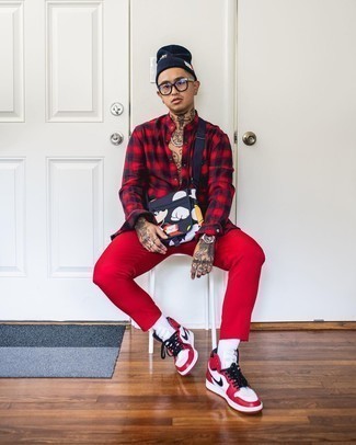 С чем носить бело-красные кожаные высокие кеды мужчине