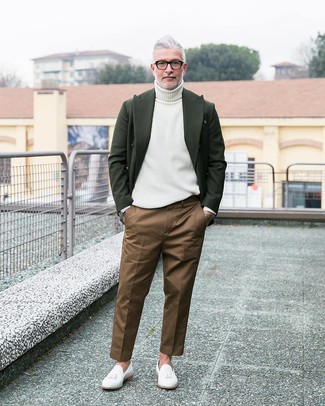 С чем носить бело-красные кожаные лоферы мужчине