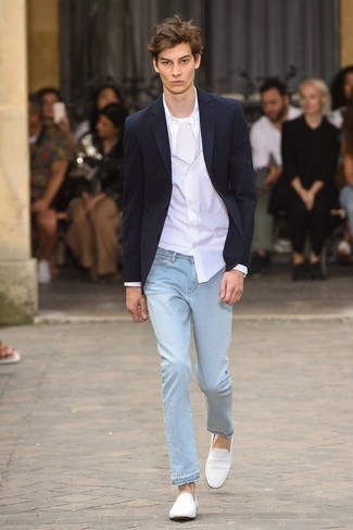 Какие джинсы носить с бело-красными лоферами мужчине