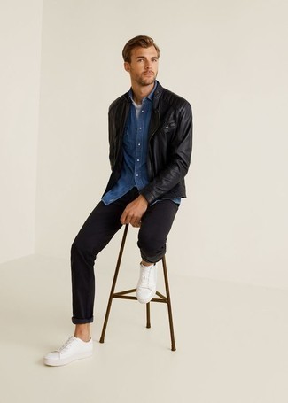 Какие косухи носить с бело-красными низкими кедами мужчине