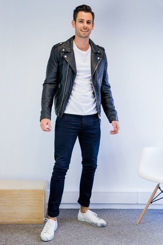 Какие косухи носить с бело-красными низкими кедами мужчине