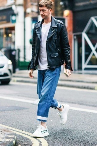 Какие косухи носить с бело-красными низкими кедами мужчине