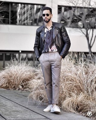 Какие косухи носить с бело-красными низкими кедами мужчине