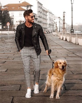 Какие косухи носить с бело-красными низкими кедами мужчине