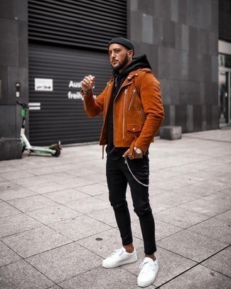 Какие косухи носить с бело-красными низкими кедами мужчине