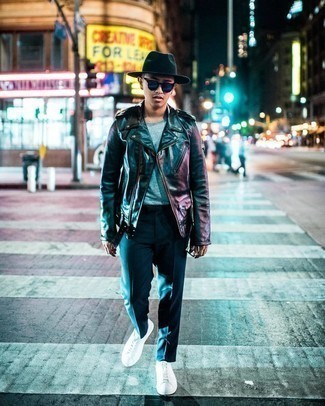 Какие косухи носить с бело-красными низкими кедами мужчине