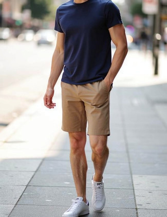 С чем носить бело-красные низкие кеды мужчине