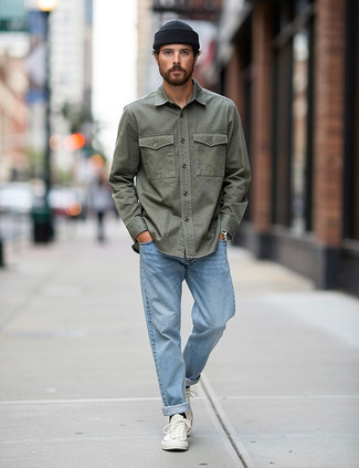 С чем носить бело-красные низкие кеды мужчине