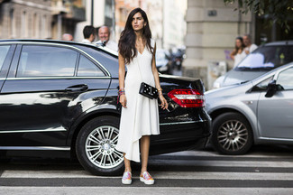 С чем носить бело-красные низкие кеды женщине