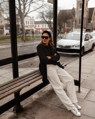 С чем носить бело-красные низкие кеды женщине