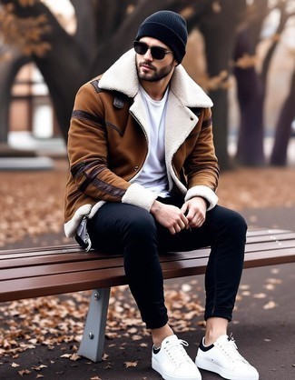 Какие короткие дубленки носить с бело-красными низкими кедами мужчине