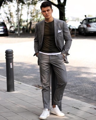 Какие костюмы носить с бело-красными низкими кедами