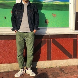 Какие свитшоты носить с бело-красными низкими кедами мужчине