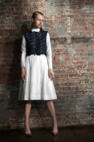 С чем носить бело-красное платье-миди