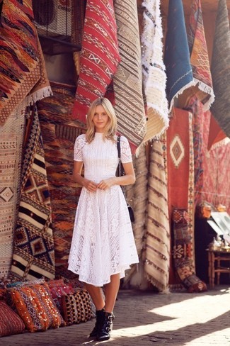 С чем носить бело-красное платье-миди