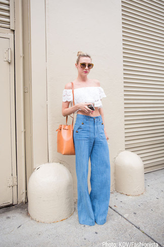 С чем носить бело-красный топ с открытыми плечами