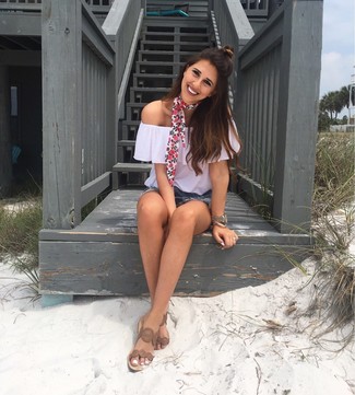 С чем носить бело-красный топ с открытыми плечами