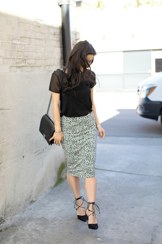 С чем носить бело-красную юбку-карандаш