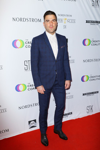 С чем носить бело-красный нагрудный платок в шотландскую клетку