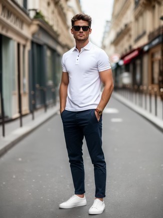 С чем носить бело-красную футболку-поло мужчине