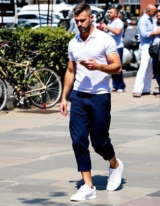 С чем носить бело-красную футболку-поло мужчине