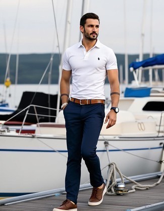С чем носить бело-красную футболку-поло мужчине