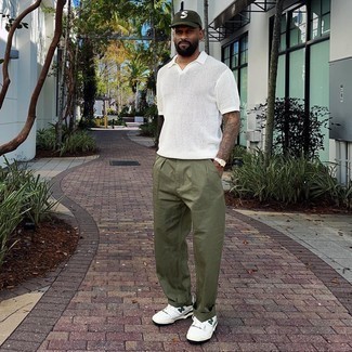 С чем носить бело-красную футболку-поло мужчине