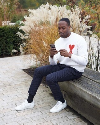 С чем носить бело-красный свитер с круглым вырезом с принтом мужчине