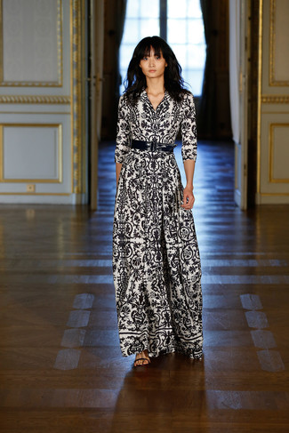 С чем носить бело-красное платье с принтом