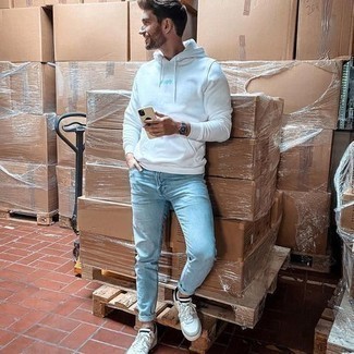 С чем носить бело-красный худи с принтом мужчине