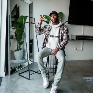 С чем носить бело-красный худи с принтом мужчине