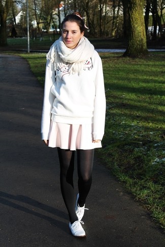 С чем носить бело-красный свитер с принтом женщине