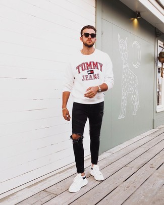 С чем носить бело-красный свитшот с принтом мужчине