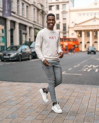 С чем носить бело-красный свитшот с принтом мужчине