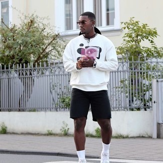 С чем носить бело-красный свитшот с принтом мужчине