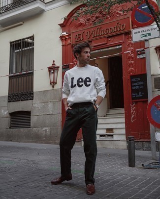 С чем носить бело-красный свитшот с принтом мужчине