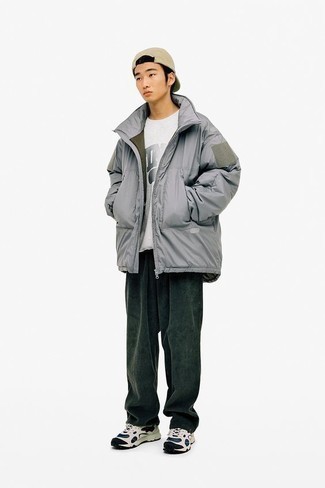 С чем носить бело-красную футболку с принтом мужчине