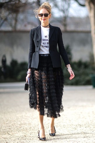 С чем носить бело-красную футболку с принтом женщине